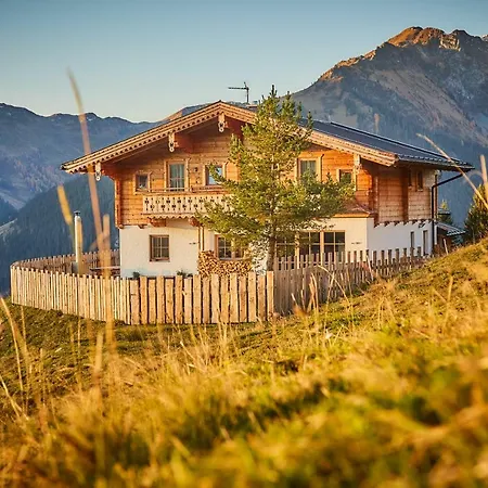 Chalet Wallegg Lodge - Alpine Premium Chalet - Ski In-Ski Out - Real Alpine Location Saalbach *