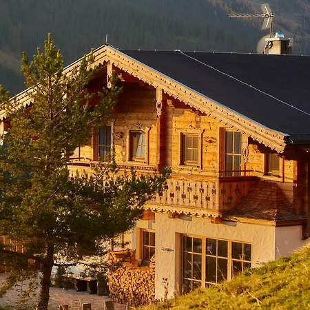 Wallegg Lodge - Alpine Premium Chalet - Ski In-Ski Out - Real Alpine Location Saalbach